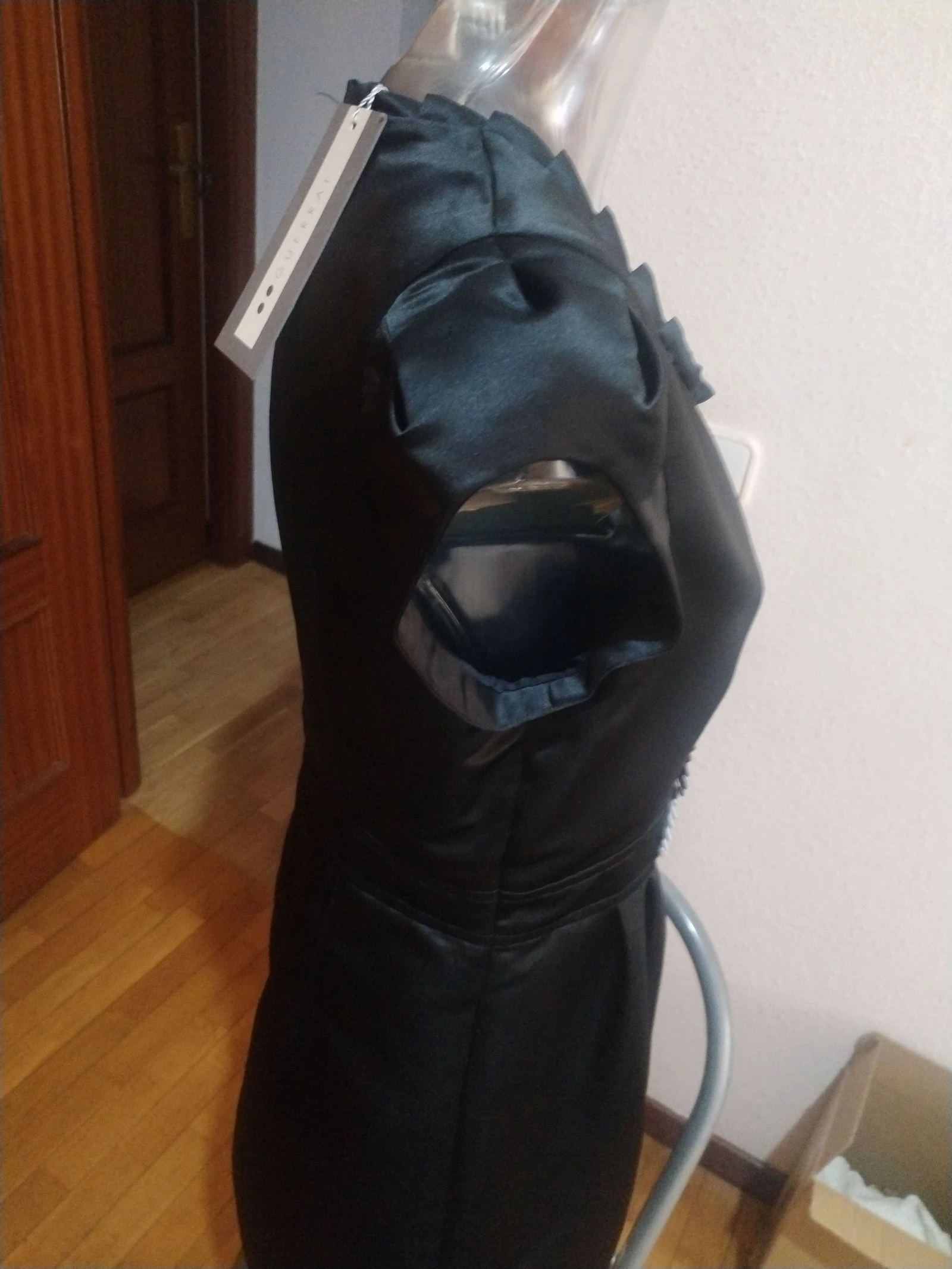 Un vestido de fiesta en negro con un toque en la cintura de flores y piedras – photo 6